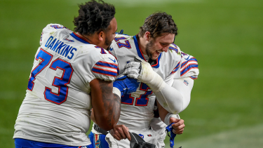 Bills QB Gifts Golf Clubs, Lessons to Linemen